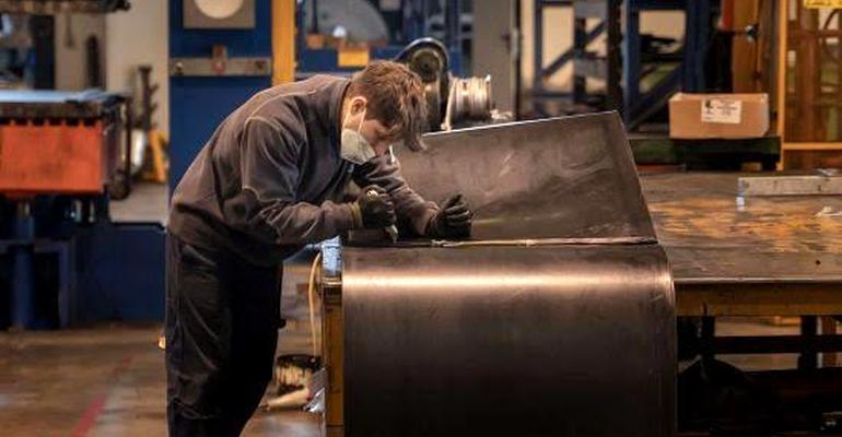 Técnico realizando mantenimiento de banda transportadora industrial en planta de Buenos Aires